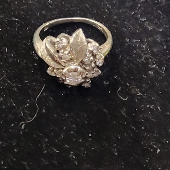 AUTHENTIC 14KT white gold 1960s flower motif ring sz 6 - Picture 2 of 6